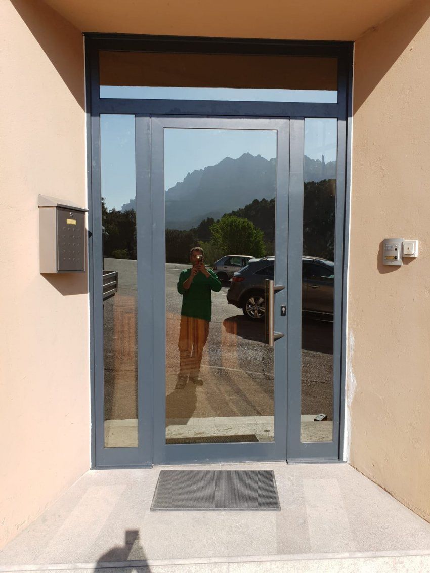 Porta Millenium amb vidre stopsol1