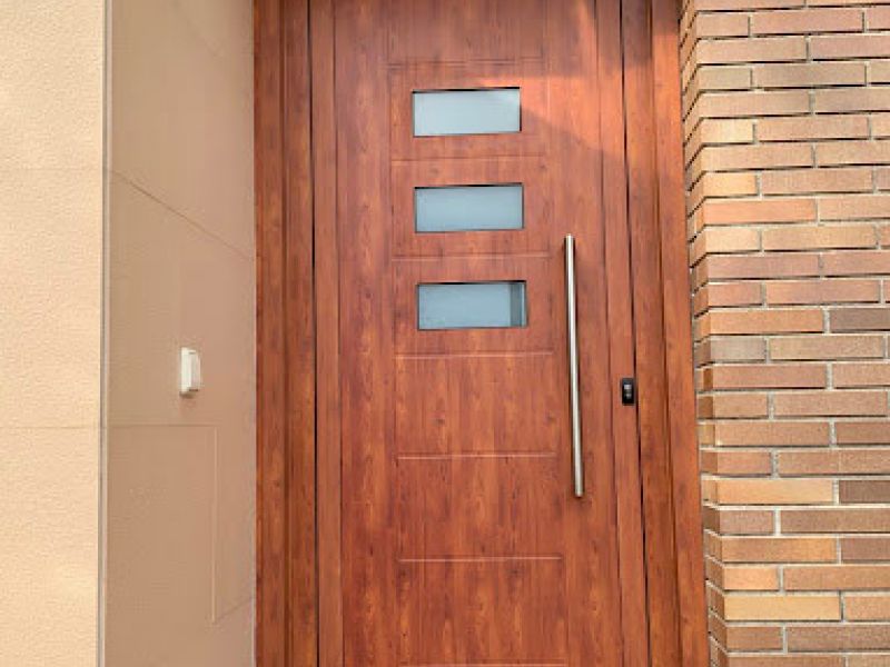 Porta exterior d´habitatge d´imitació a fusta