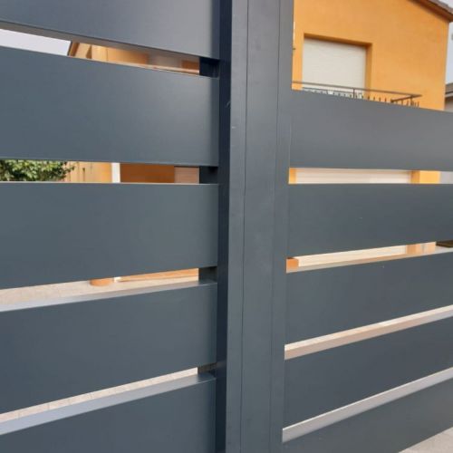 Valla de Jardín y con lama tubular, se puede fabricar en distintos modelos de lamas.