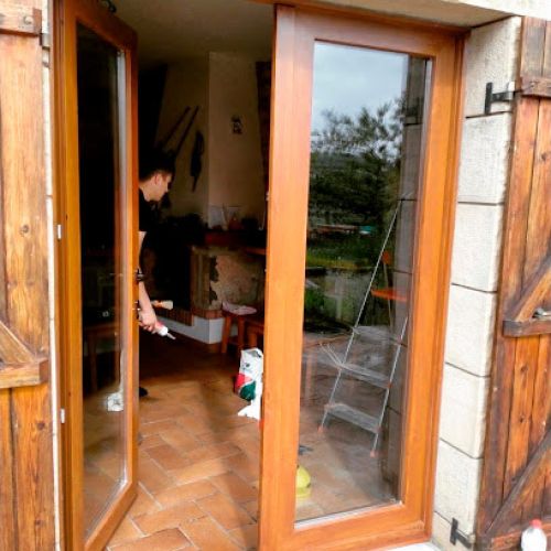 Porta metàl·lica imitació fusta d'accés a terrassa exterior