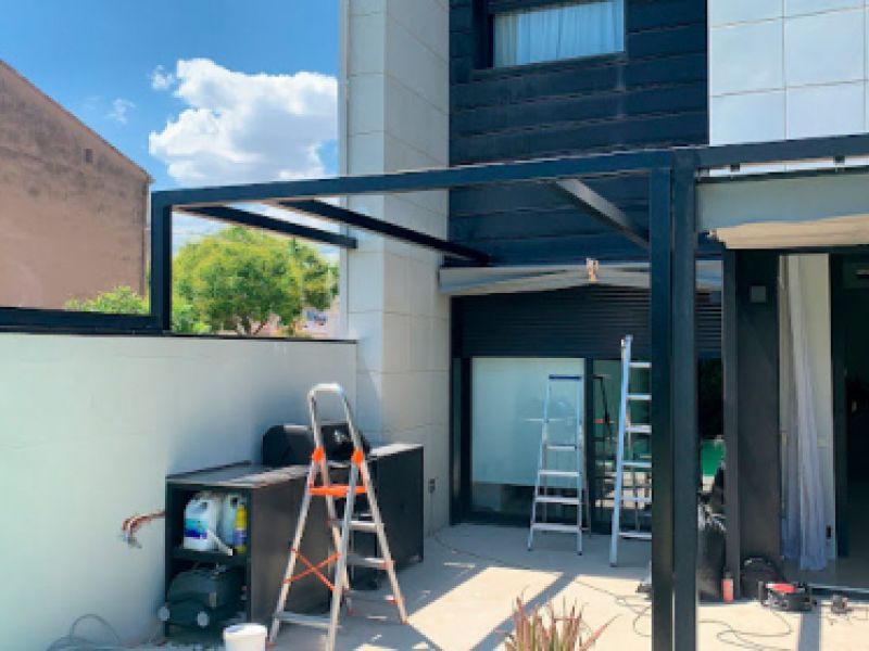 Terrassa d'habitatge unifamiliar amb estructura per a tendal