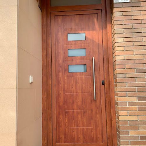 Porta exterior d´habitatge d´imitació a fusta
