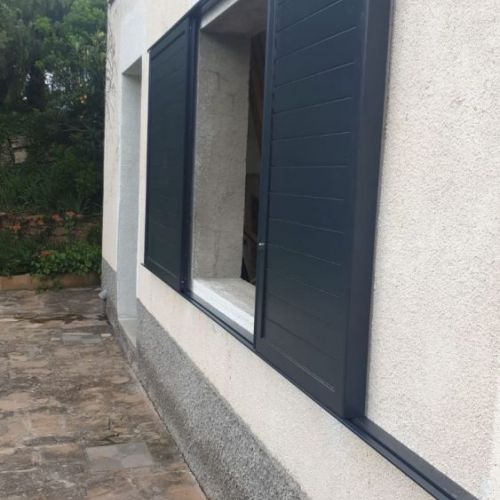 Porticons correderos con guías en la fachada