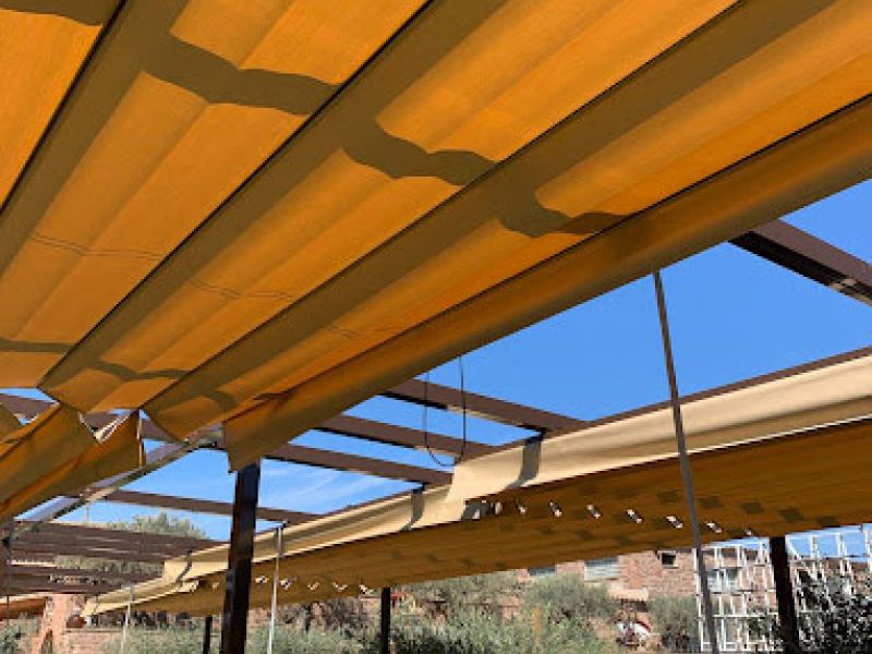 Vista de tendal obert sobre estructura metàl·lica