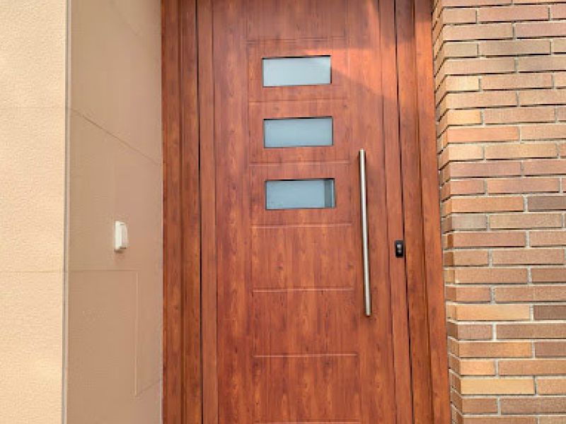 Porta exterior d´habitatge d´imitació a fusta