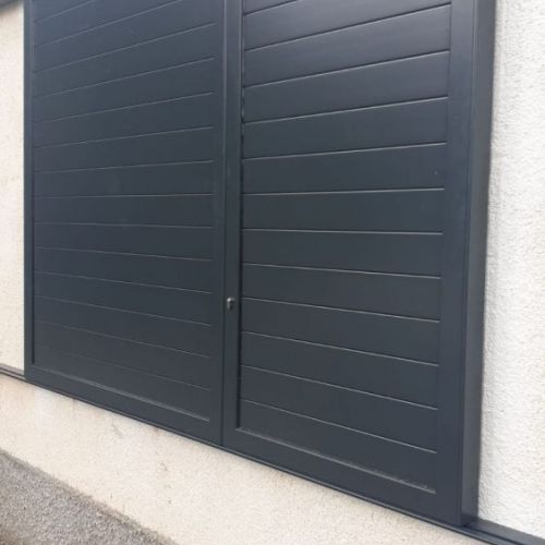 Porticons correderos con guías en la fachada