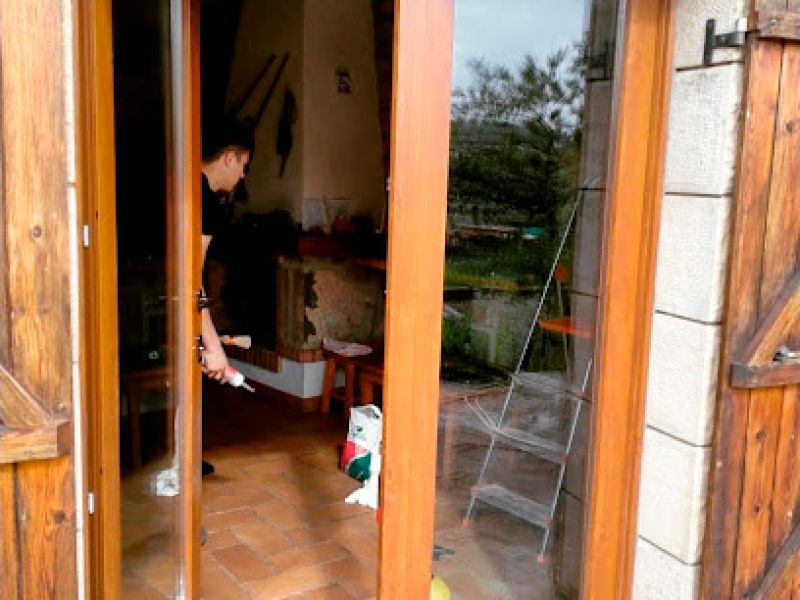 Porta metàl·lica imitació fusta d'accés a terrassa exterior