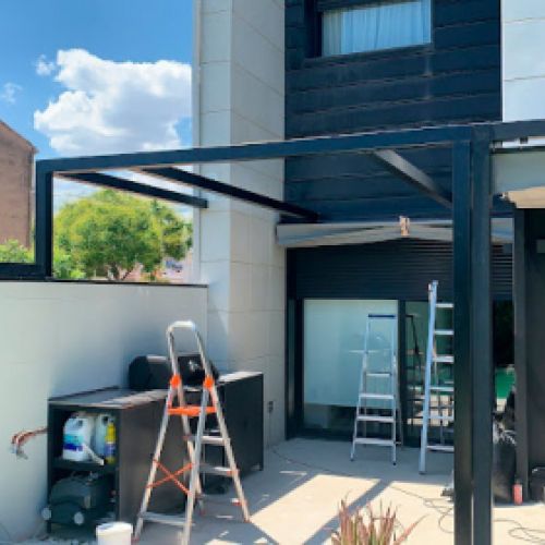 Terrassa d'habitatge unifamiliar amb estructura per a tendal