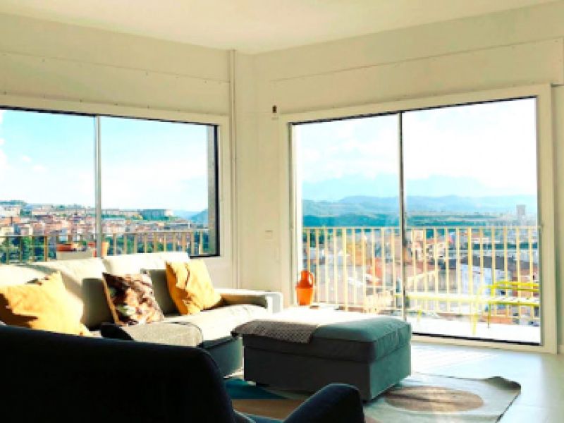 Ventanas grandes en esquina de salón en interior de vivienda