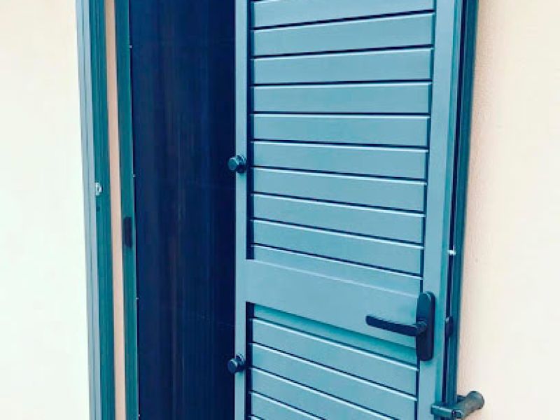 Porta exterior de color gris a habitatge unifamiliar