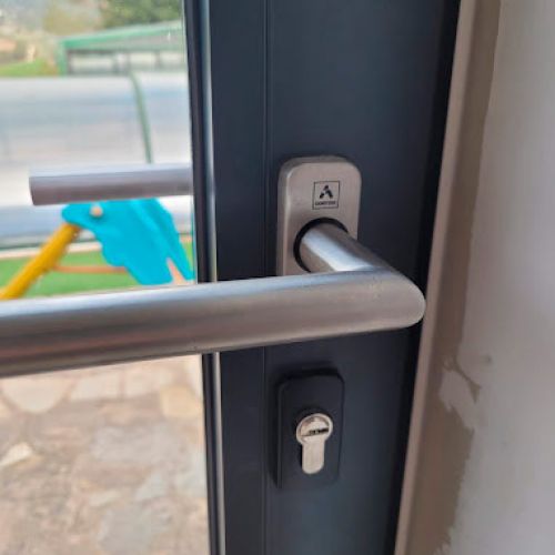 Detall de porta d'alumini amb accés exterior