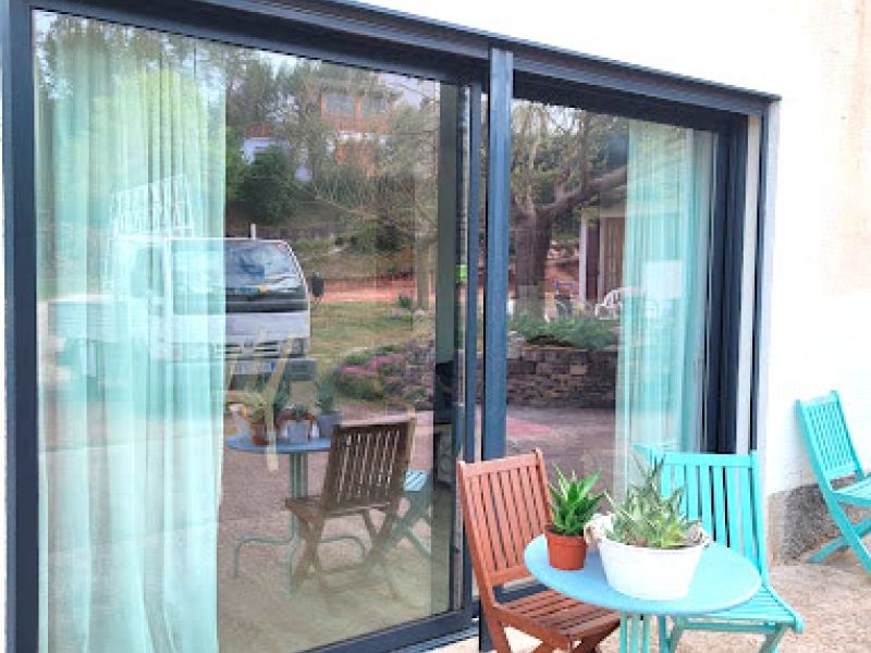 Vista exterior de ventanal con acceso a terraza