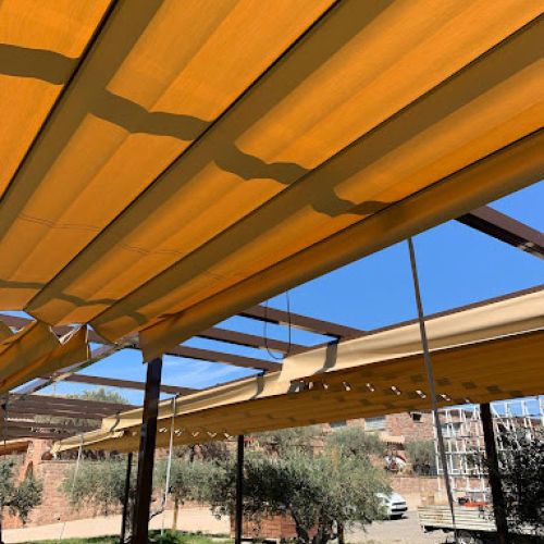 Vista de tendal obert sobre estructura metàl·lica