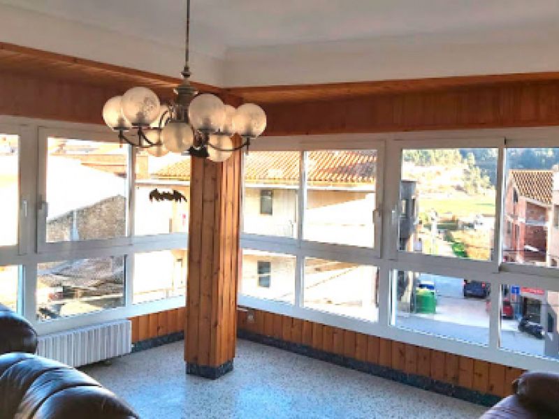 Finestres cantonada de saló en interior d'habitatge