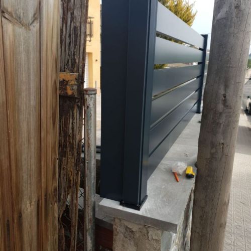 Valla de Jardín y con lama tubular, se puede fabricar en distintos modelos de lamas.