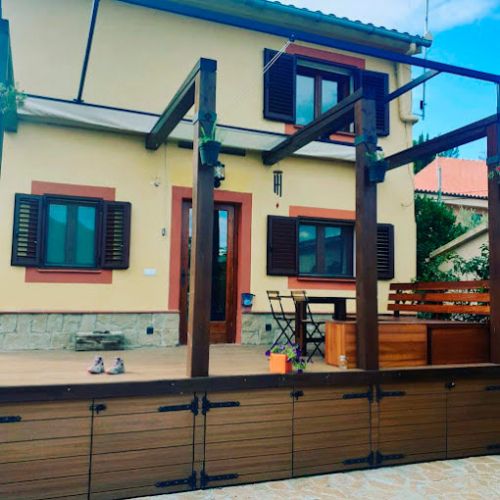 Exterior de xalet amb estructura per a tendal a terrassa