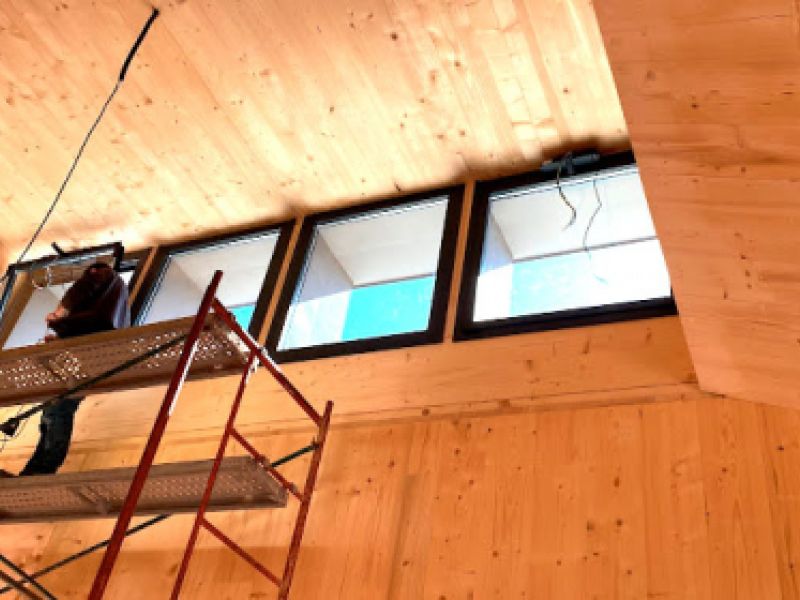 Finestres a zona superior d´interior d´edifici en fusta