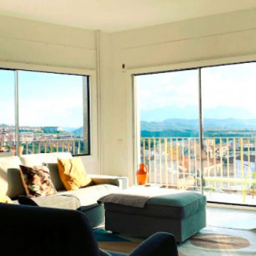 Ventanas grandes en esquina de salón en interior de vivienda