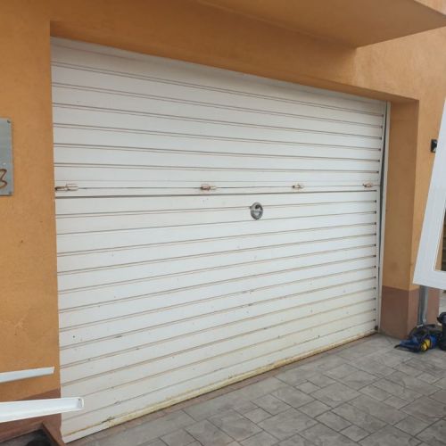 Substitució porta vella de garatge per corredera de la serie 4700 de cortizo, pensada per grans obertures , que soporta fins a 280kg per fulla sense cap problema.