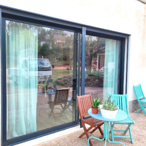 Vista exterior de ventanal con acceso a terraza