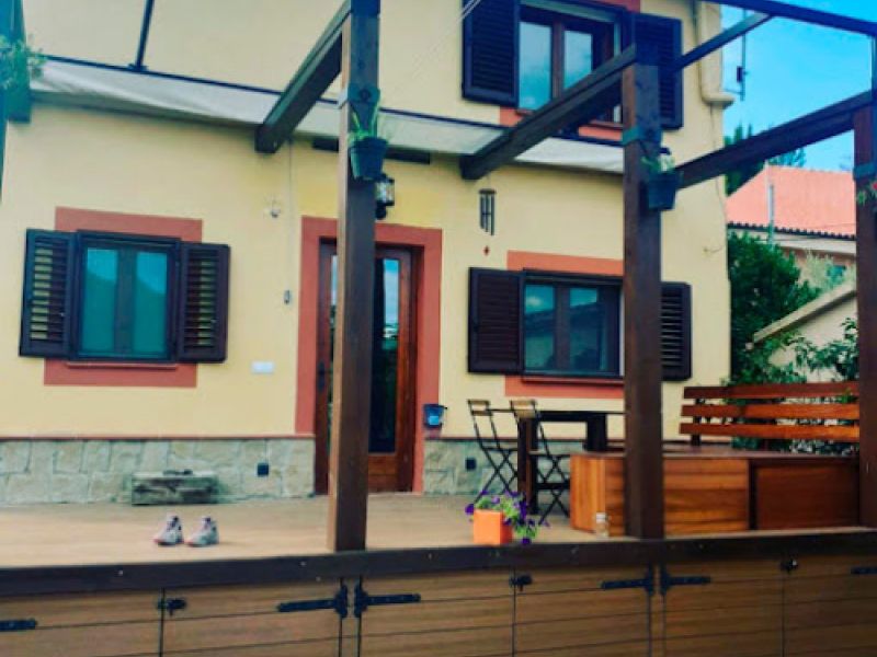 Exterior de xalet amb estructura per a tendal a terrassa