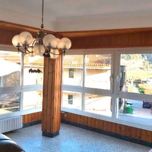 Ventanasen esquina de salón en interior de vivienda