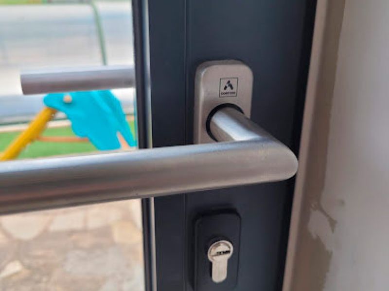 Detall de porta d'alumini amb accés exterior